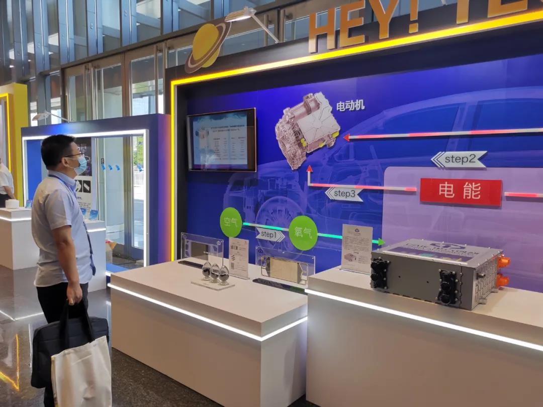 与会人员在展厅前驻足参观。南报融媒体记者 马金摄