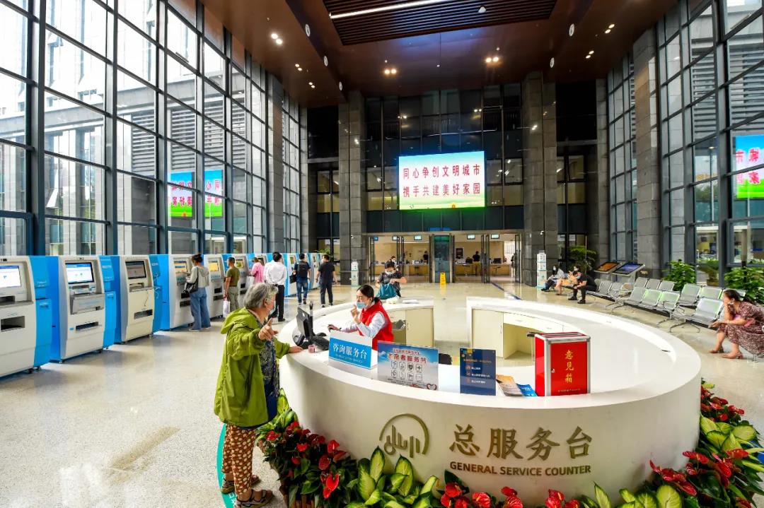 建邺区政务服务中心贯通了综合、公安、房产、税务四个办事大厅，为企业和群众提供开放式综合服务。通讯员 许炳军 南报融媒体记者 段仁虎摄