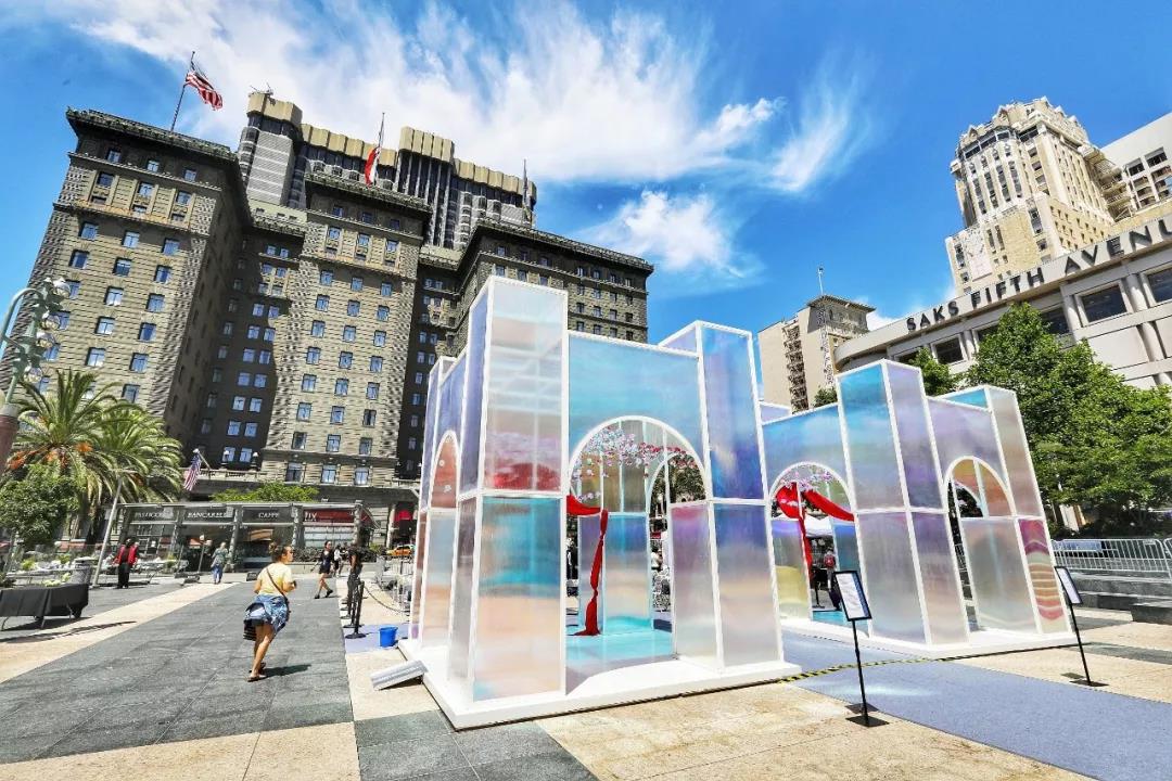 2019中国南京创新周硅谷站”融合之光“展览现场的南京城墙造型，上面挂满了秦淮荷花灯。南京创新周组委会供图